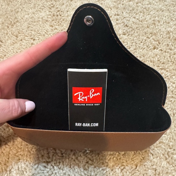 Ray-Ban Women’s Round Sunglasses with Case - Picture 8 of 8